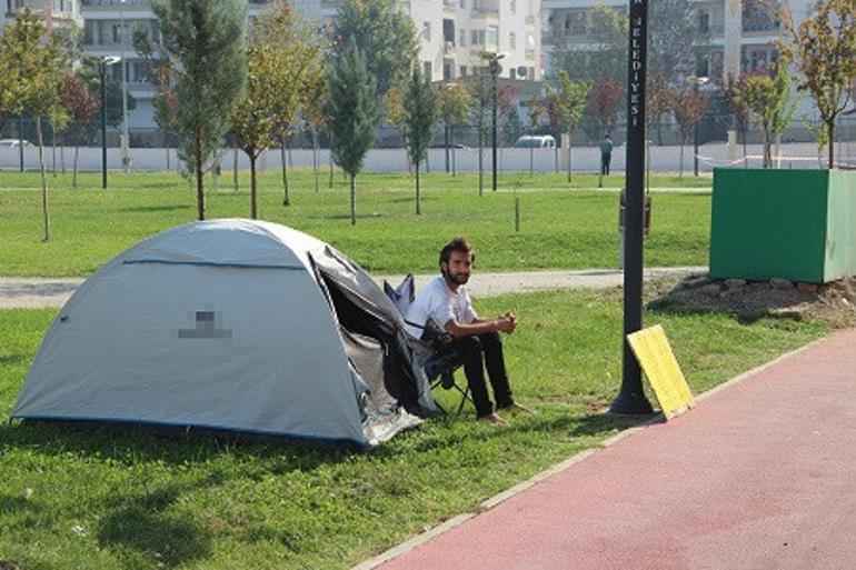 4 yılda 51 şehri otostop çekerek gezip, 10 liraya dert dinledi