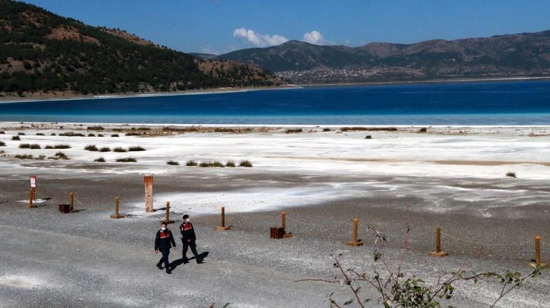 Girişin yasaklandığı Salda Gölü'nün Beyaz Adalar bölgesi yine ilgi odağı