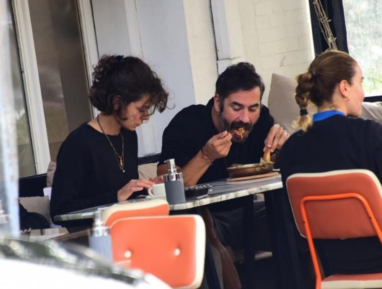 Özge Özpirinçci ve Burak Yamantürk yemekte