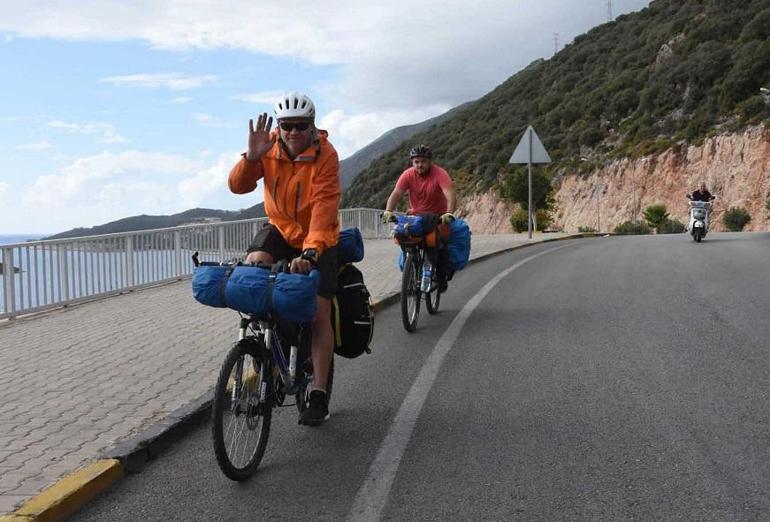 5 Rus arkadaş, bisikletle Antalya tipi yapıyor