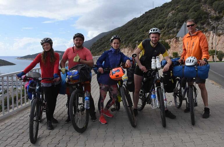 5 Rus arkadaş, bisikletle Antalya tipi yapıyor