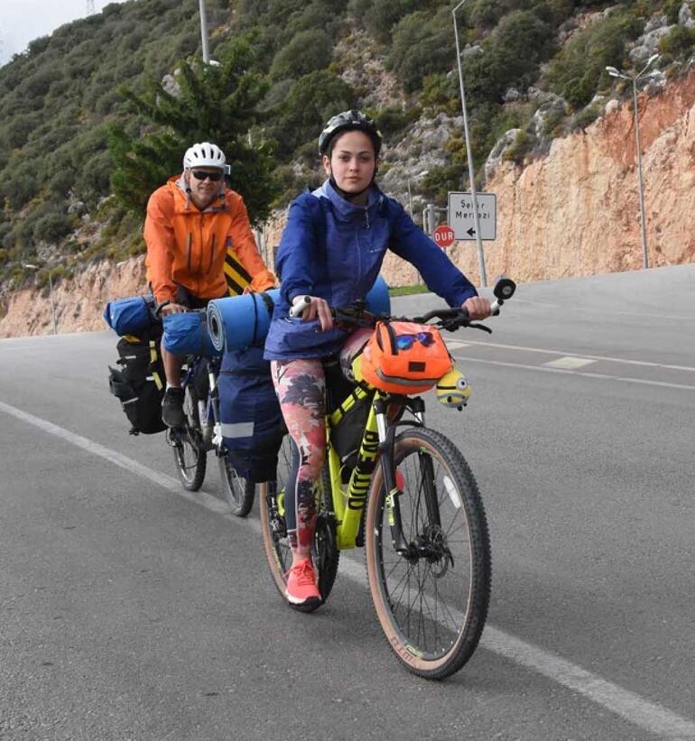 5 Rus arkadaş, bisikletle Antalya tipi yapıyor