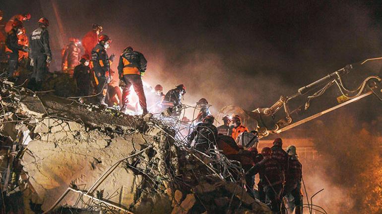 İzmir sokakta geceledi