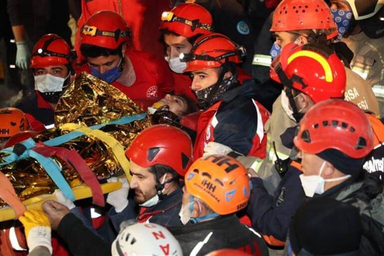 Son dakika haberleri... İzmirdeki depremde yıkılan Emrah Apartmanından 58 saat sonra İdil kurtarıldı ama kardeşi İpekten acı haber geldi