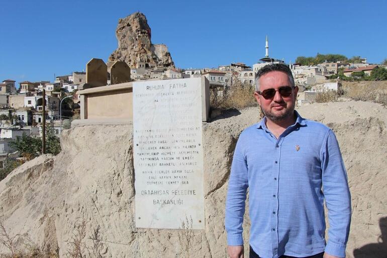 Kaya üzerinde bulunan mezar, yerli ve yabancı turistlerin ilgi odağı oldu