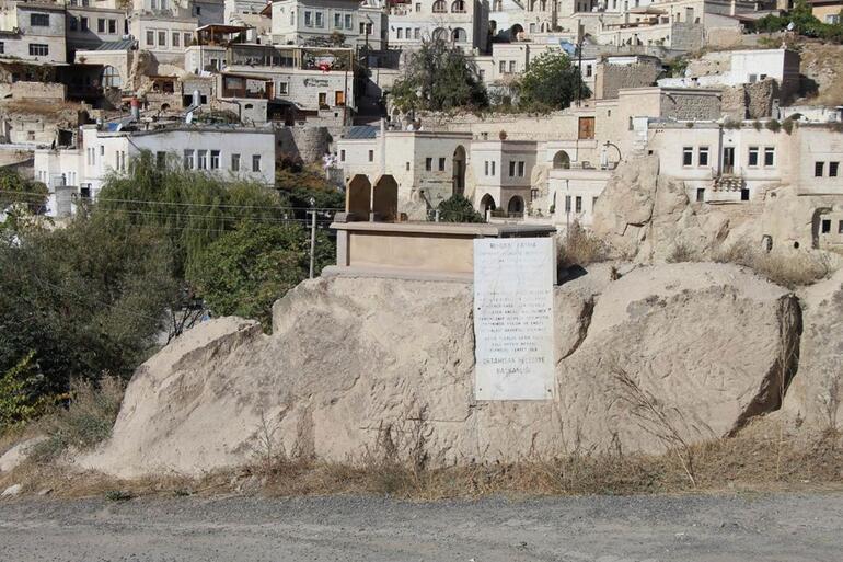 Kaya üzerinde bulunan mezar, yerli ve yabancı turistlerin ilgi odağı oldu