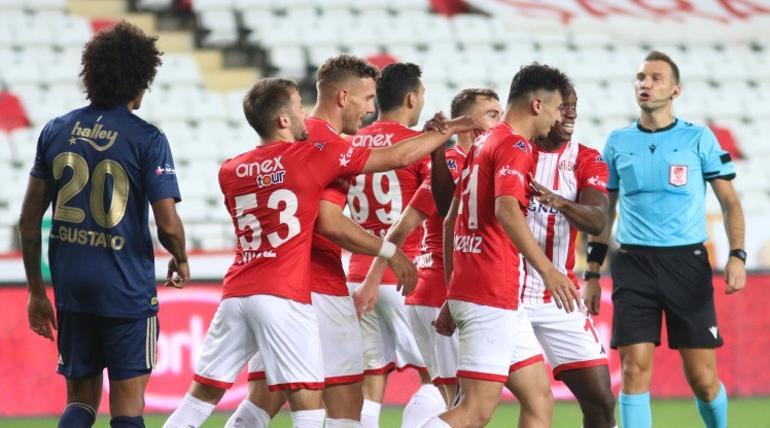 Antalyaspor son 3 maçta kızardı! Toplam 4 oyuncu...