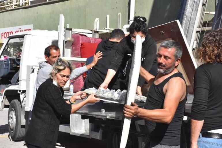 Son dakika haberler: İzmirde deprem bölgesinde evleri zarar gören vatandaşlar taşınıyor. .Bütün herşeyimiz bu apartman