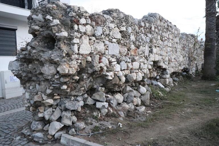 Tsunami'nin vurduğu Sığacık'taki Osmanlı kalesi hasar gördü