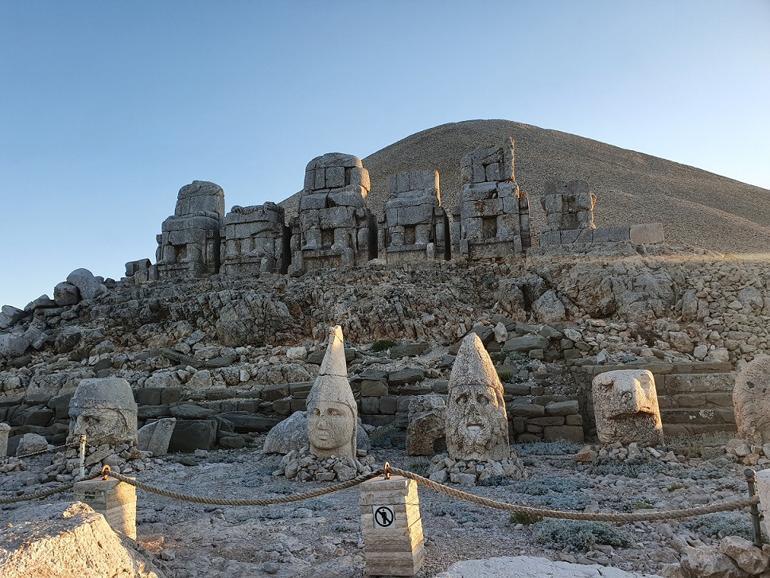 Tanrıların Dağı Nemrut'ta gün doğumu ve gün batımı