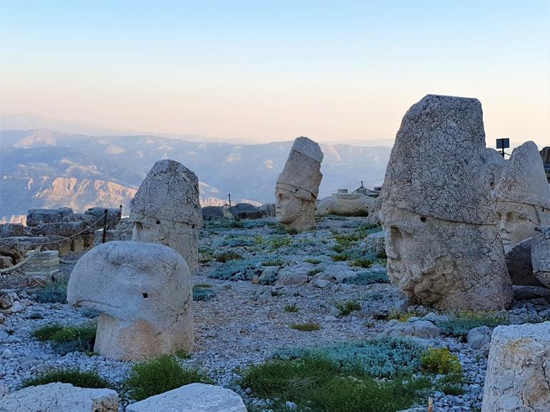 Tanrıların Dağı Nemrut'ta gün doğumu ve gün batımı