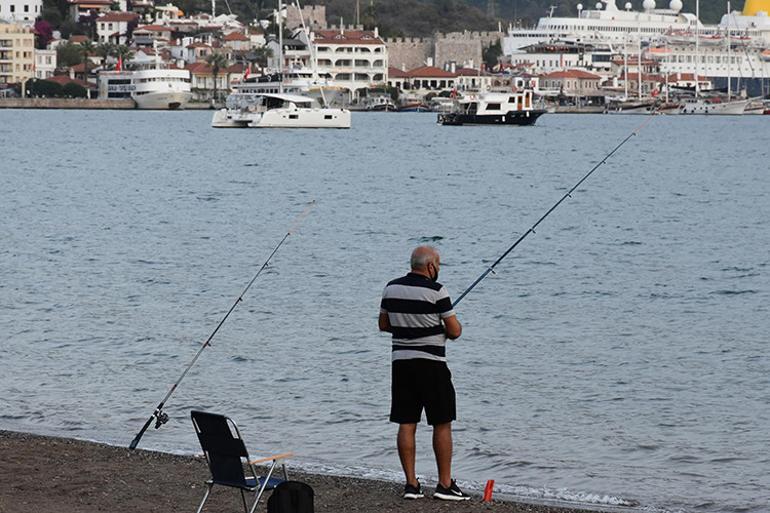 Marmaris plajlarından turistler çekildi, yerini olta balıkçıları aldı