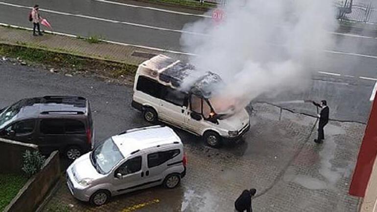 Rizede, park halindeki minibüs alev alev yandı