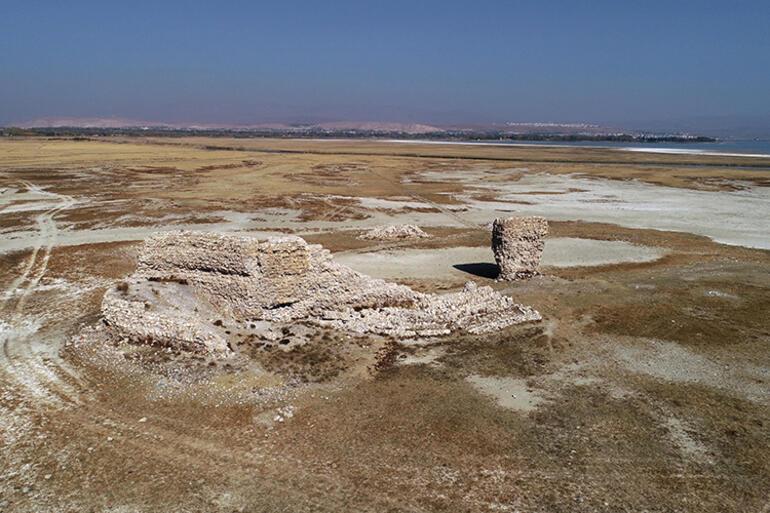 Van Gölü çekilince tarihi Erciş Kalesi ortaya çıktı