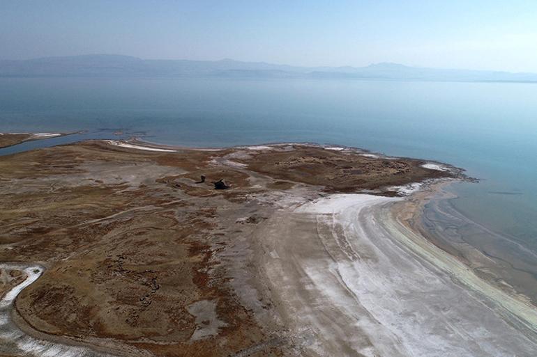 Van Gölü çekilince tarihi Erciş Kalesi ortaya çıktı