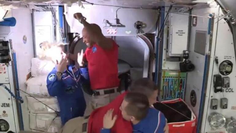 Son dakika... SpaceX, 4 NASA astronotunu başarıyla uzay istasyonuna götürdü