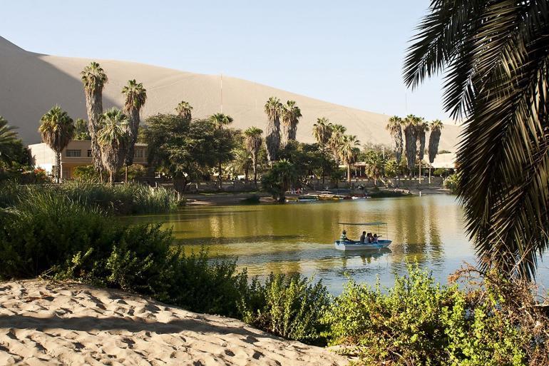 Kum tepelerinin arasındali vaha: Huacachina