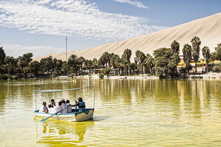 Kum tepelerinin arasındali vaha: Huacachina