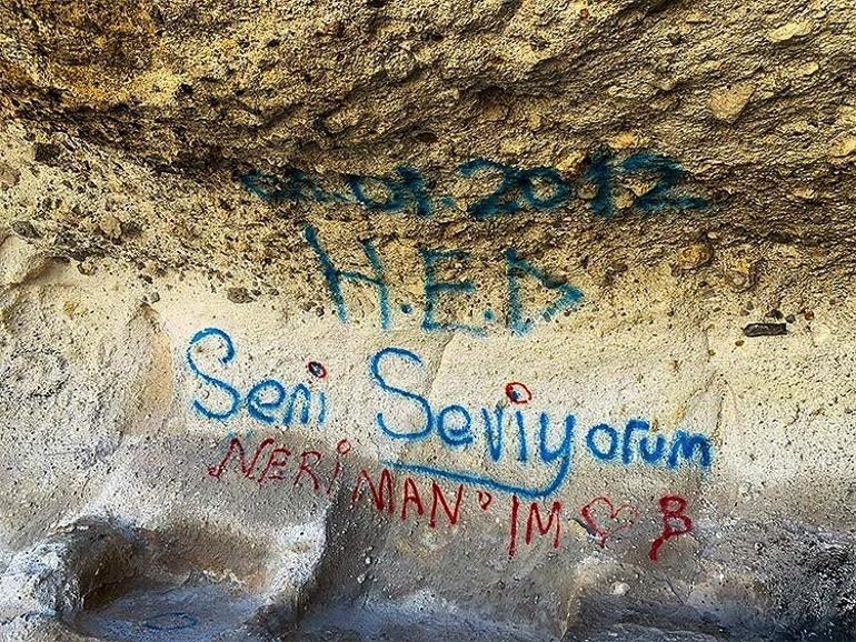 Frigyada tarihi eserlerin üzerine yazılan yazılar siliniyor