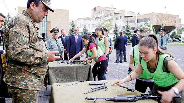 Ermenistan’da öğrencilere kışlada savaş eğitimi