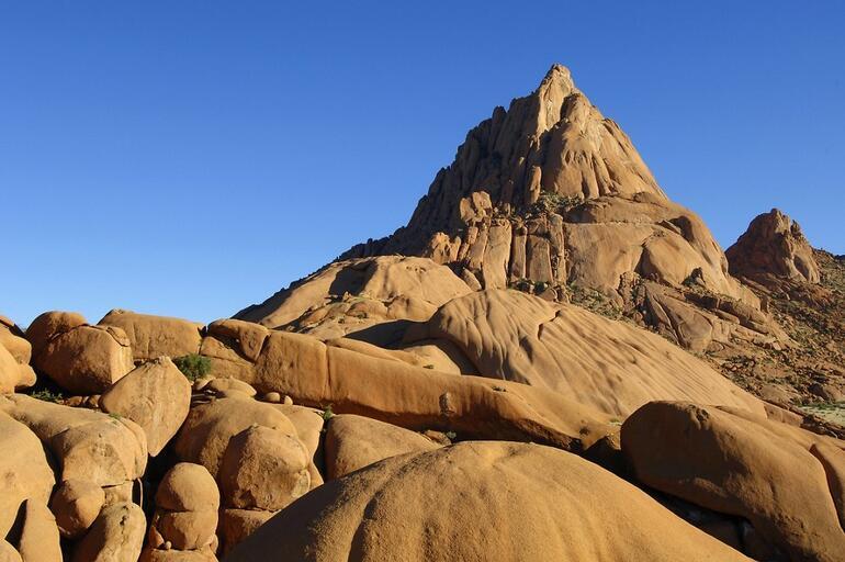 Namib Çölü'ndeki sıra dışı Spitzkoppe Dağları