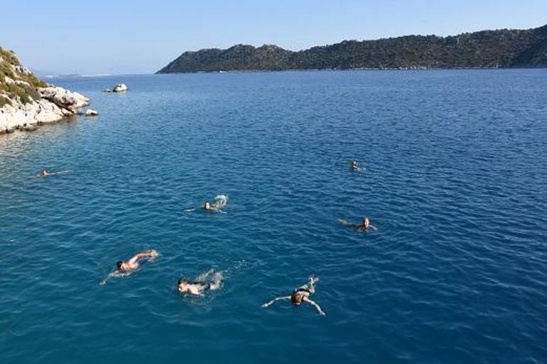 Demre'de bitmeyen yazın keyfini turistler çıkarıyor