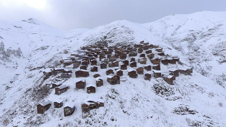 Artvin'de harika kar manzarası... Ahşap evleri ile ünlü yayla görenleri hayran bıraktı