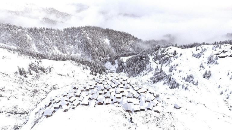 Artvin'de harika kar manzarası... Ahşap evleri ile ünlü yayla görenleri hayran bıraktı