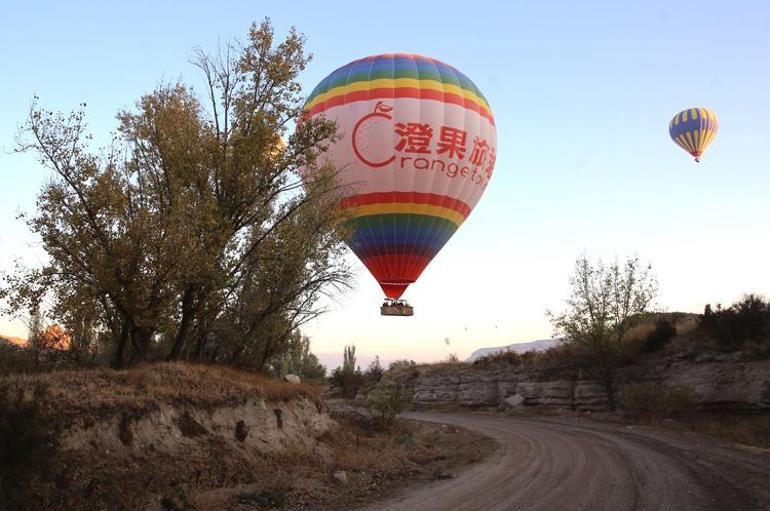 Turistler Kapadokya'da sonbaharın renklerini gökyüzünden izliyor