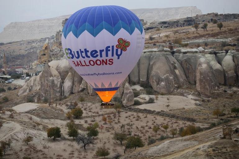 Turistler Kapadokya'da sonbaharın renklerini gökyüzünden izliyor