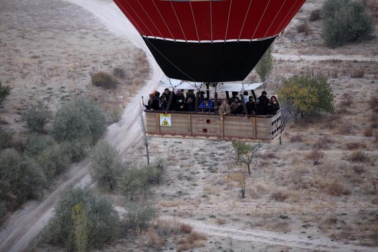 Turistler Kapadokya'da sonbaharın renklerini gökyüzünden izliyor