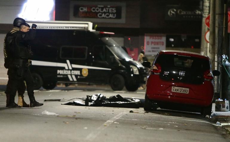 Brezilyada film gibi banka soygunu Paraları sokaklara saçtı