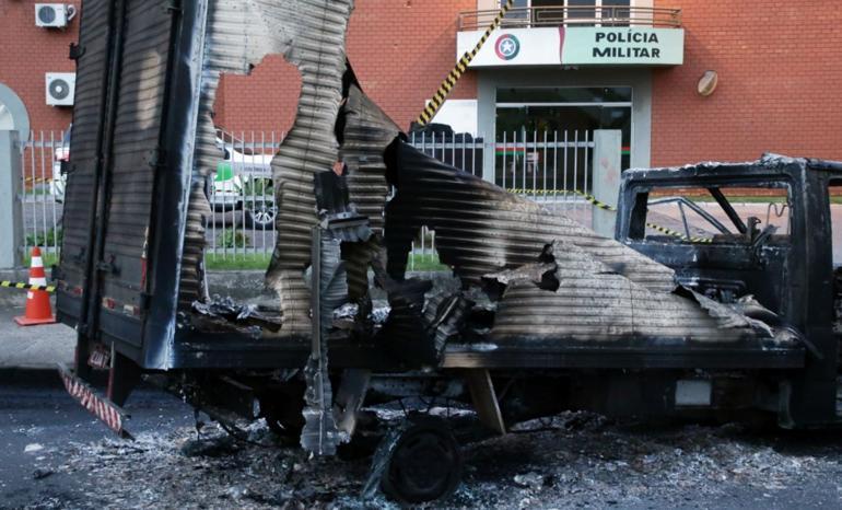 Brezilyada film gibi banka soygunu Paraları sokaklara saçtı