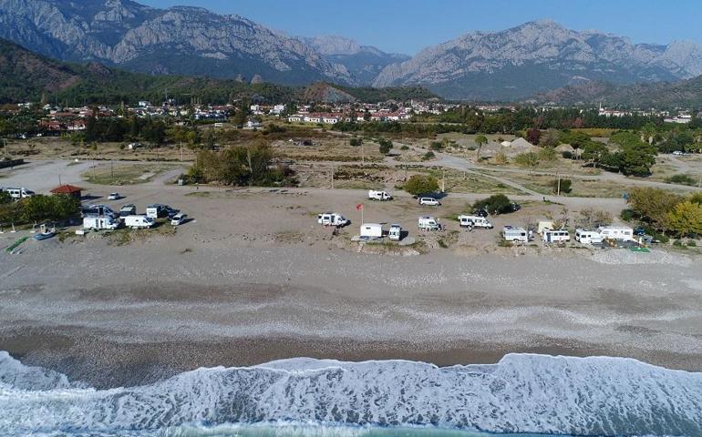 Karavanda beş yıldızlı otellerin yanı başında izole yaşam