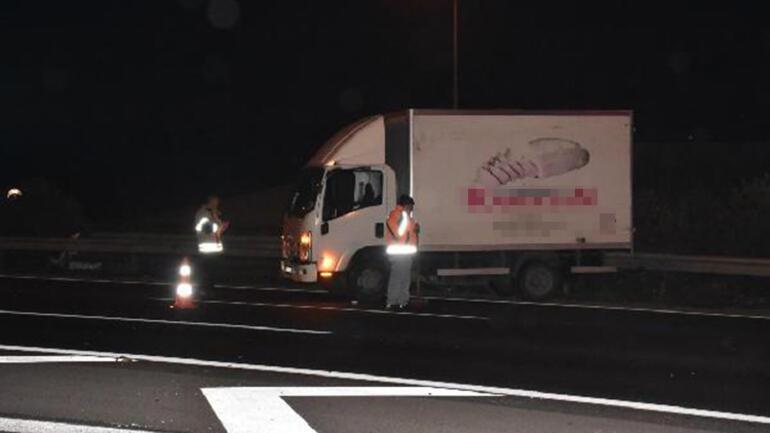 Otomobil ekmek kamyonuna çarptı, 300 metre savruldu