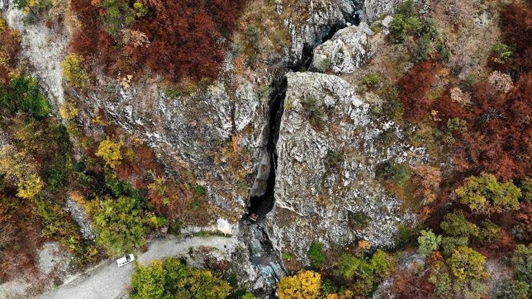 Kastamonu'da Gürleyik Şelalesi hazan renkleriyle görsel şölen sunuyor