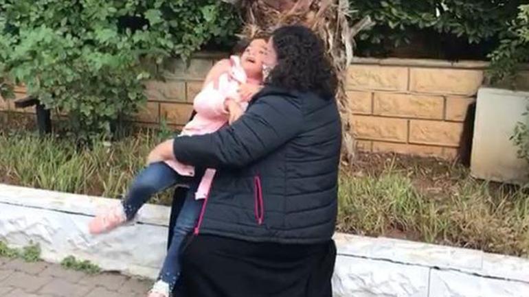 Son dakika... 4 yıl sonra kızına kavuştu Annesini tanımadı