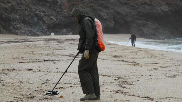 Latest news ... Interesting pictures ... Treasure hunters land on the beach