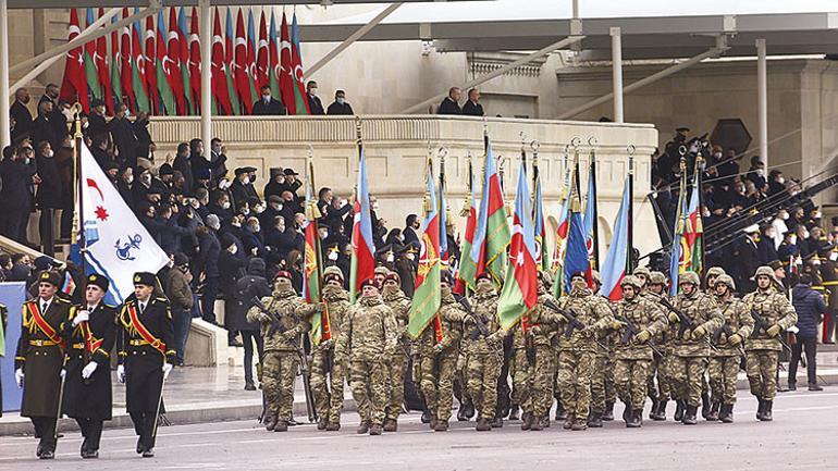 Bakü’de zafer geçişi