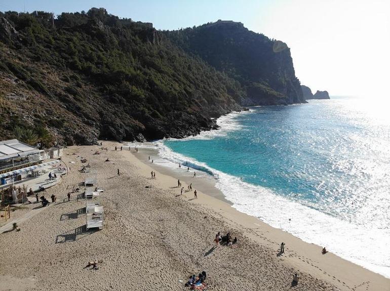 Yurtta kar, Alanya’da deniz keyfi