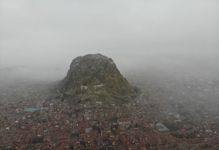 Tarihi Karahisar Kalesi sis altındaki görüntüsü ile büyüledi