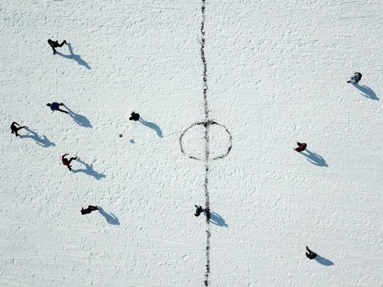 Emre Belözoğlu'nun tercihi 'Buz tutan gölde futbol'