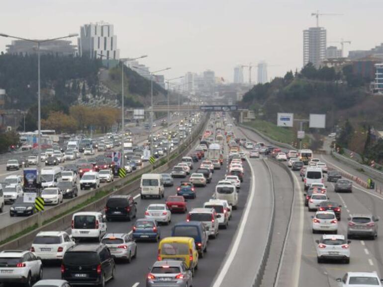 Son dakika haberler: Kısıtlamaya saatler kaldı... İstanbulda trafik yoğunluğu başladı