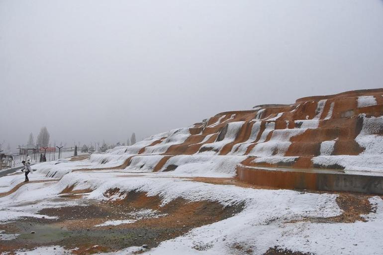 Sivas'taki Altınkale, kar ile 'kardeşi' Pamukkale'yi andırdı