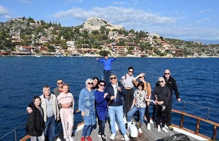 Rus ve Ukraynalı turistlerin aralıkta Demre'de deniz keyfi