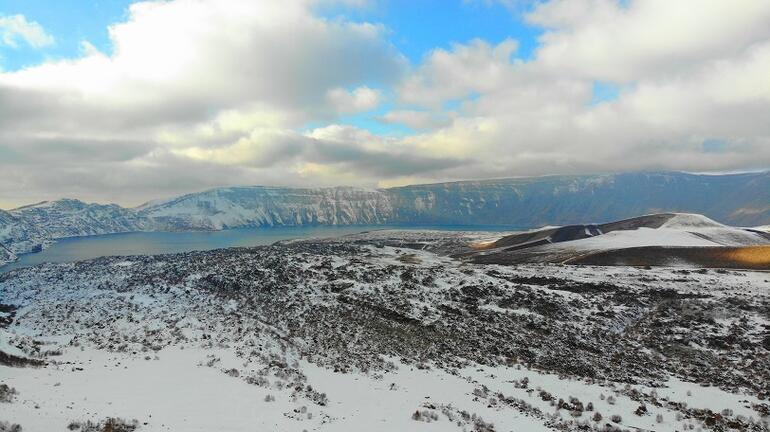 Dünyanın ikinci büyük krater gölü: Nemrut... Kış görüntüsüyle kendine hayran bırakıyor