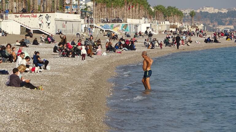 Antalya’da güneşi görenler sahile koştu