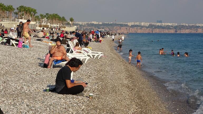 Antalya’da güneşi görenler sahile koştu