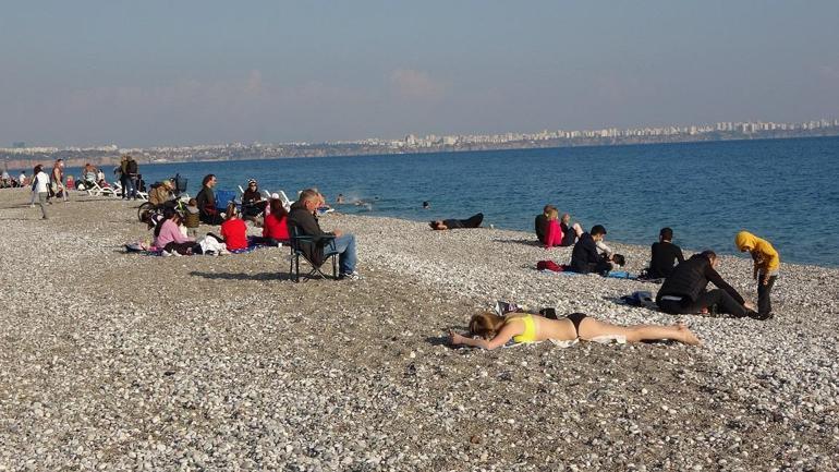 Antalya’da güneşi görenler sahile koştu