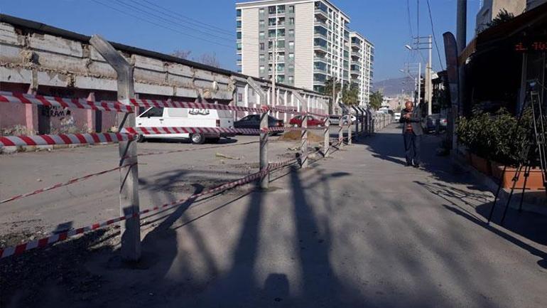 Son dakika... İzmirde akılalmaz olay Sokak benim diyerek trafiğe kapattı